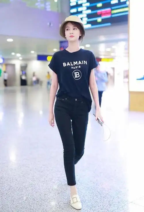 乔欣的千金气质绝了!穿大妈花衬衫 阔腿裤走机场,高级又洋气