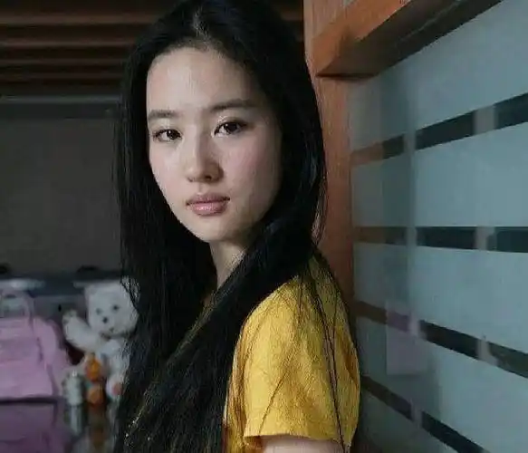 原创刘亦菲黑长直造型火了衣着朴素接地气素颜状态美如初中生