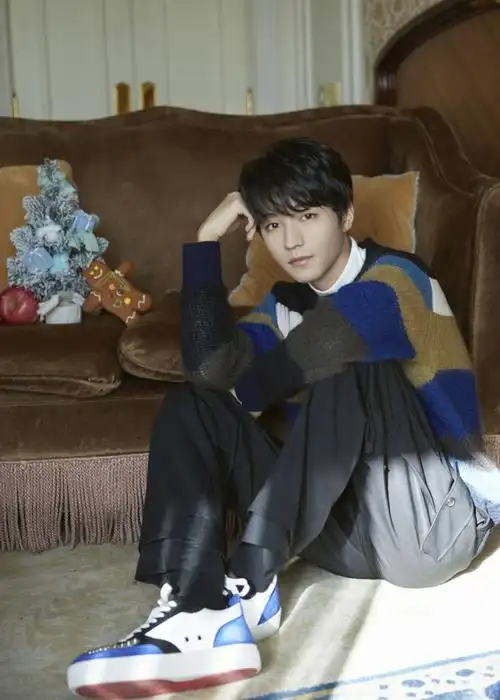 王俊凯冬日写真曝光穿拼色毛衣戴麋鹿角温柔帅气