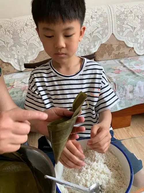 自己动手包粽子.