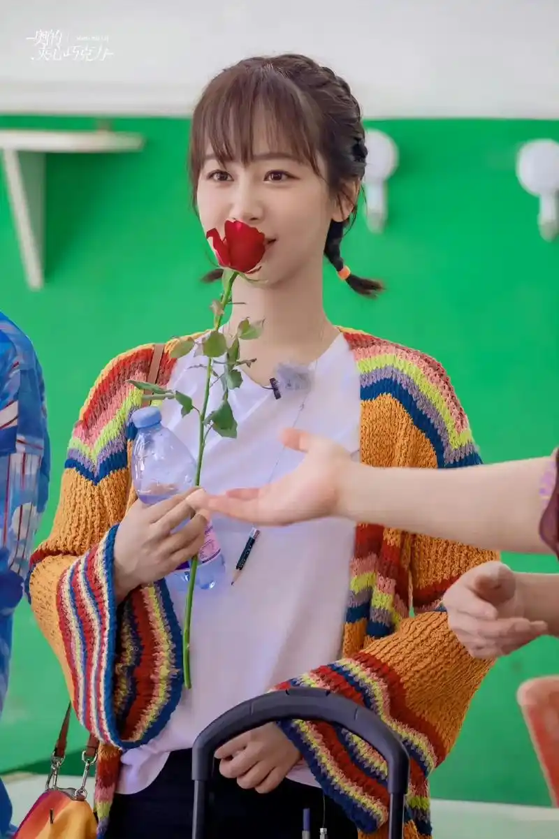 #杨紫 着迷于你眼睛,银河有迹可循,穿过时间的缝隙,它依然 - 抖音