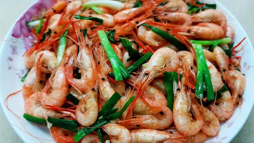 葱炒河虾,小河虾这样的做法,香脆美味,营养又补钙,下酒又下饭