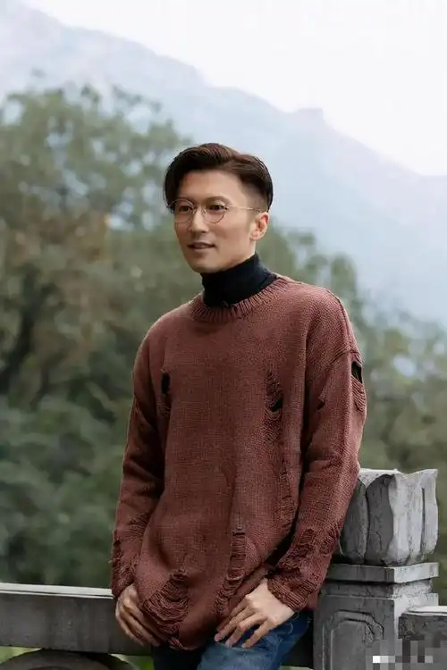 40岁谢霆锋拒绝油腻!乞丐毛衣穿得好高级,戴金丝框眼镜太斯文