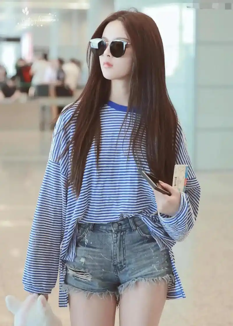 杨超越毛边牛仔短裤现身,酷帅十足