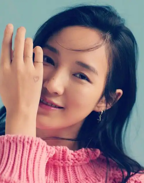 褪去浓妆的孟佳,清纯的如邻家妹妹一般!