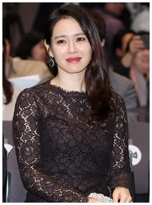 孙艺珍的红毯高光时刻五官精致气质清新被称为天然美女的代表