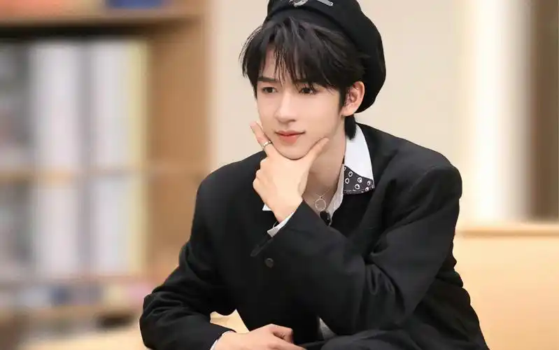 【贺峻霖】贺峻霖微博更新视频一则——叮咚,捕捉到一只碎碎念的雨