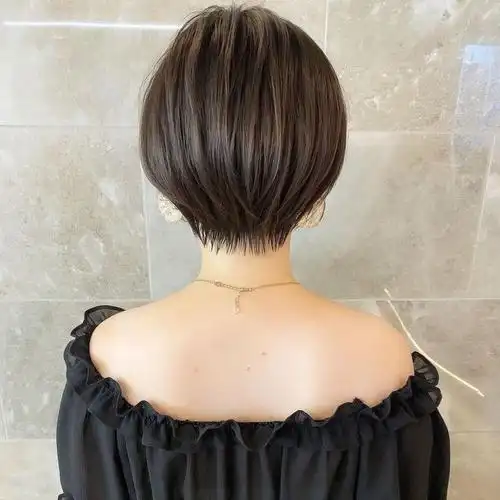 但修饰头型的短发肯定不过时,立体后脑勺短发就是这样的发型