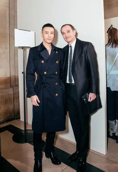 黄晓明剪了寸头,合照刘涛易洋千玺,三人太养眼!