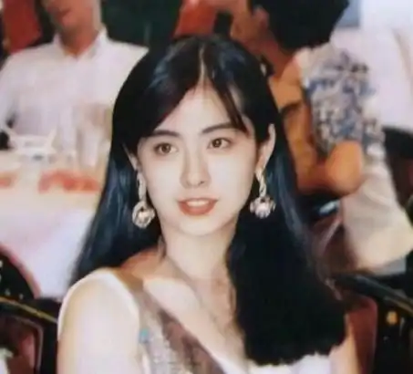 57岁王祖贤素颜照上热搜五官僵硬疑似整容发量多到让人羡慕