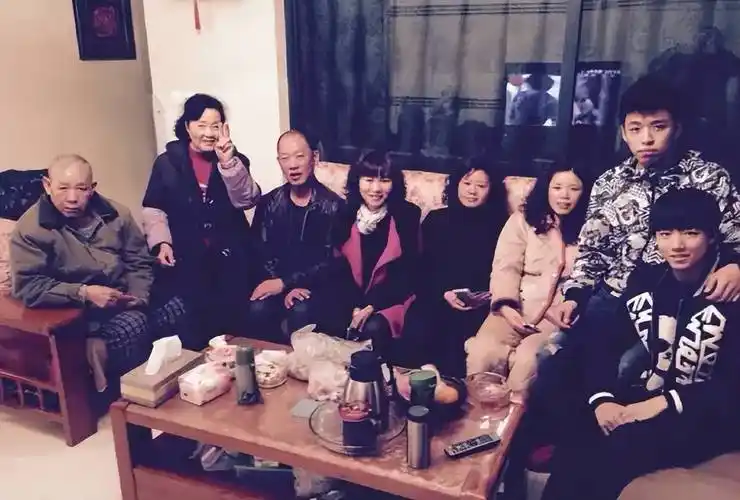 放弃事业和自我,母亲对王俊凯"平凡的爱",让他7年成顶流_龚声宏_儿子