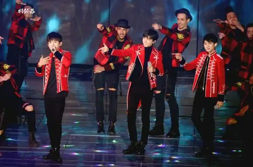 tfboys 161231 湖南卫视跨年演唱会 是你【把爱化作花火,坚定的守护着