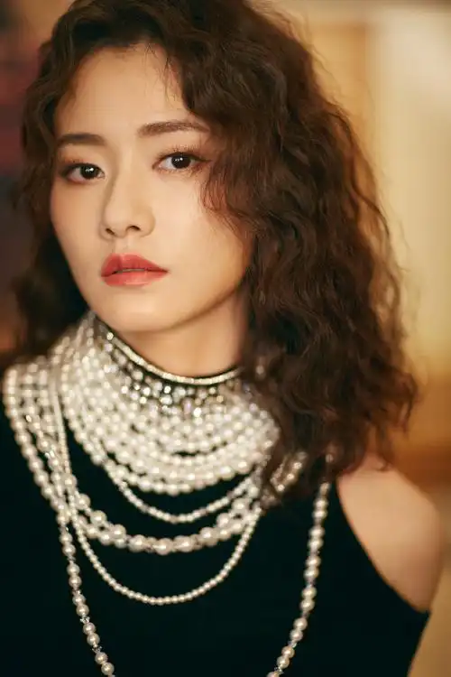 柴碧云卷发摩登时尚写真图片38