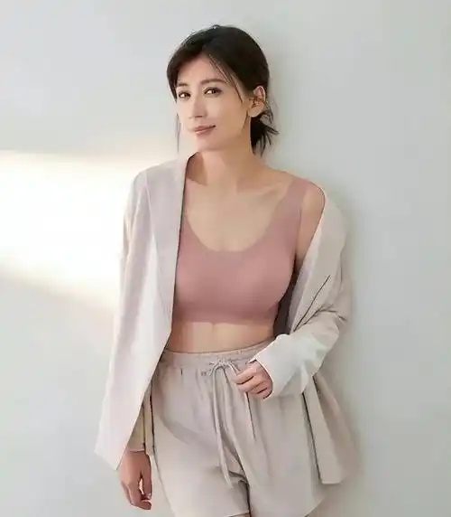 48岁贾静雯穿紫色深v礼服出席某品牌活动,皮肤紧致身材匀称_镜头_女儿