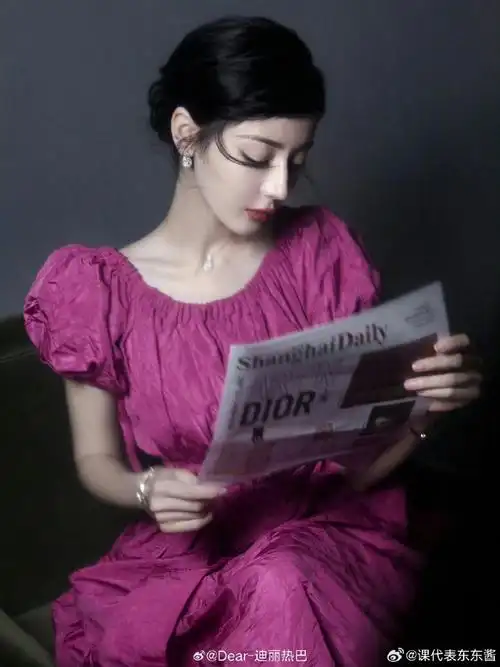 迪丽热巴撑伞侧颜