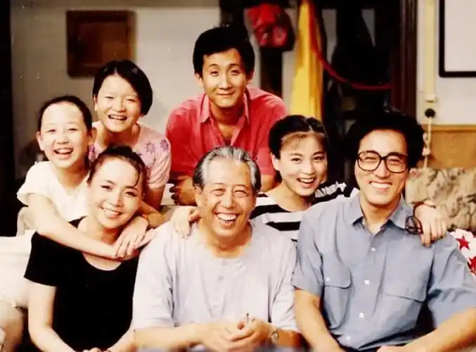 而真正令他大火的,应当是1993年上映的情景喜剧《我爱我家》,凭借着剧