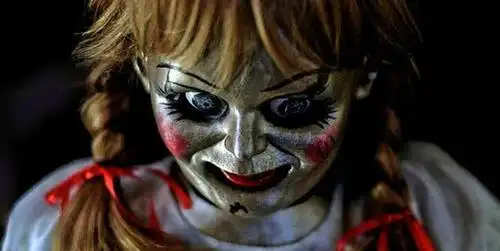 不敢快进一秒!温子仁最新恐怖电影《安娜贝尔3:鬼娃回家》_幽灵