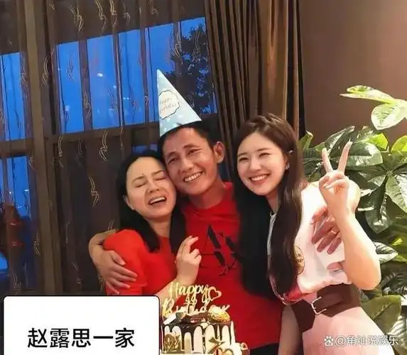 明星们的全家福看看长得像妈妈还是爸爸呢