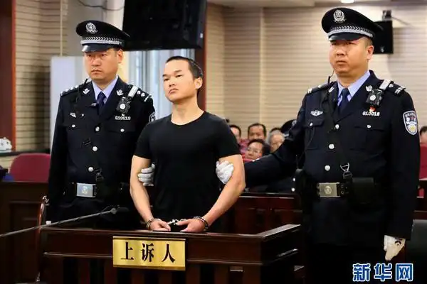 4月11日,被告人张扣扣(前)在汉中市中级人民法院庭审现场.