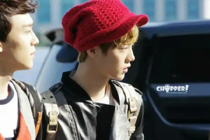 鹿晗超话lh#歌手鹿晗#那些年鹿晗戴过的帽子20121012 机场  小红帽