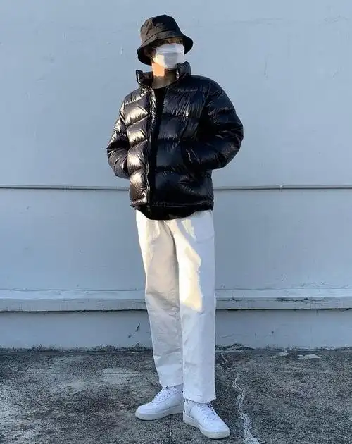 裤子则选择白色的休闲裤,简单又大气.鞋子则是百搭的小白鞋