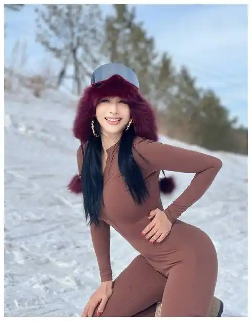 53岁钟丽缇近照曝光,活力满满雪地花式穿连体衣,超养眼!