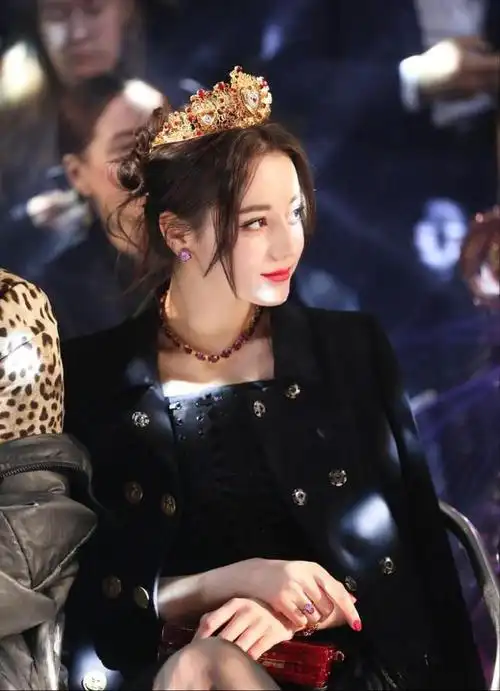 迪丽热巴美得好惊艳鎏金吊带裙头戴黑色皇冠那瞬间美到失语