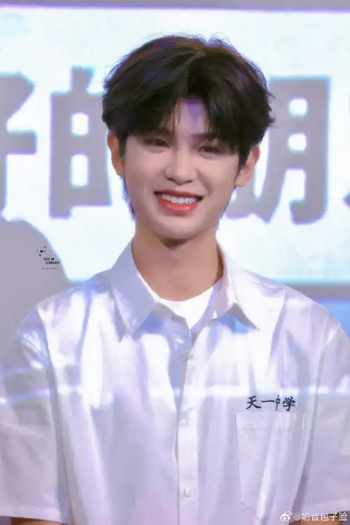 黄明昊超话中午好～#黄明昊闪光时刻#78#黄明昊#眼睛亮晶晶78可爱