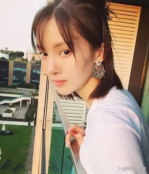 金晨早年照片流出,脸部圆润饱满,和现在看起来不太一样