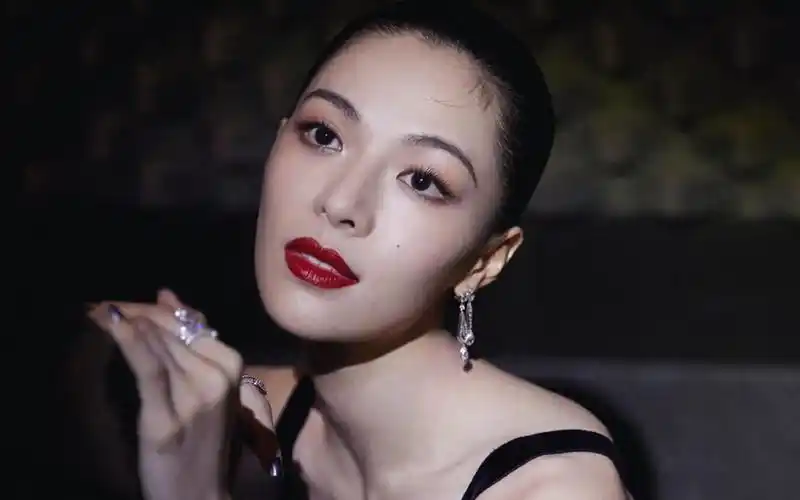 两人还在微博上有频繁的来往,这也被网友们扒了出来,钟楚曦的动态下