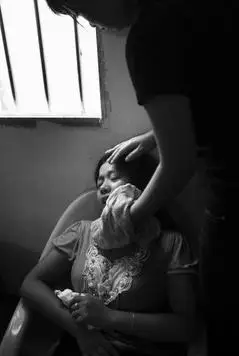 广州4持枪劫匪当街抢走43万元