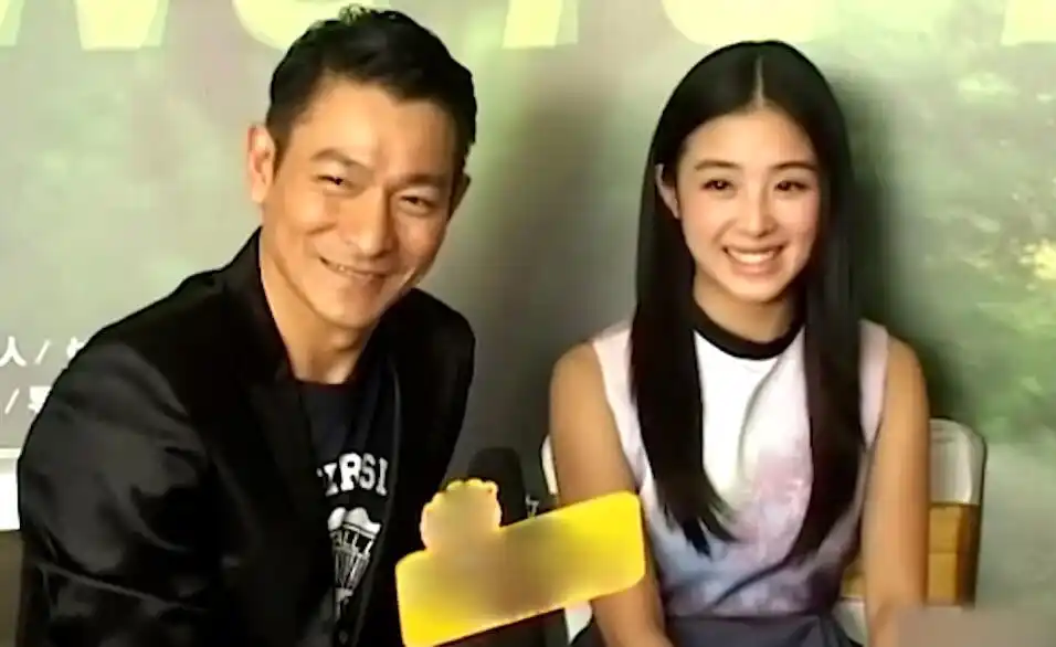 颁奖典礼上被冷落 天王刘德华带其上头条 张含韵:特别感谢刘爸爸