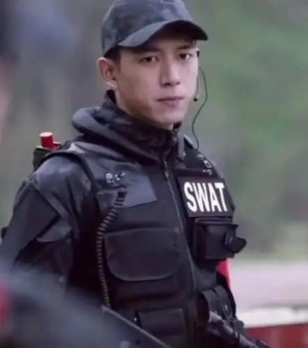 李现军装照好燃,真是酷帅的中国军人风