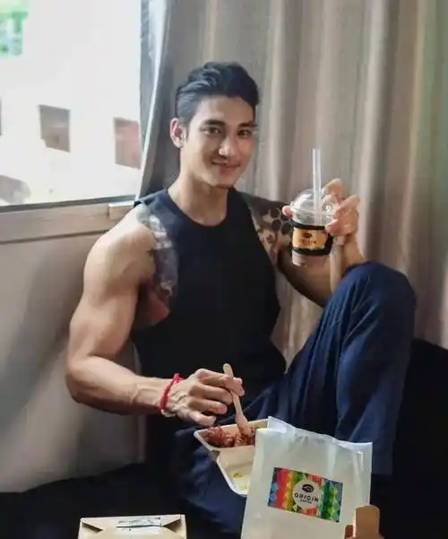 身高188cm缅甸男模,撞脸金城武,"海王"身材,火遍东南亚_健身_腹肌