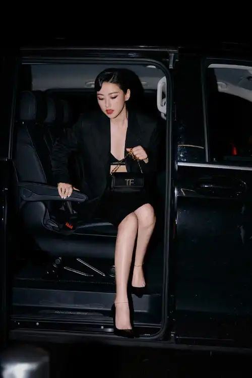 朱珠一袭真空西装配修身黑裙红唇造型妩媚大方