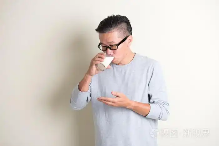 亚洲人喝牛奶