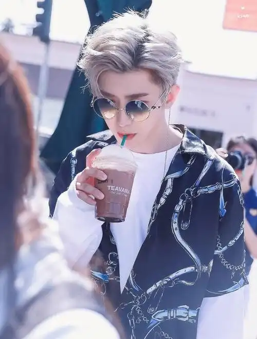 蔡徐坤近照都快认不了躺沙发上显颓废但身上肌肉增加了不少