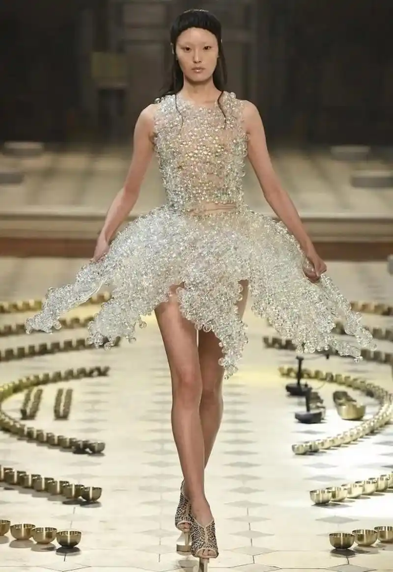 法国时装秀,模特全裸走秀,仅披着一层薄纱,像一只海底生物.