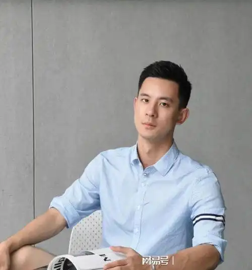 真正有格调的40岁男人很少戴金链打耳洞换成这些更高级体面