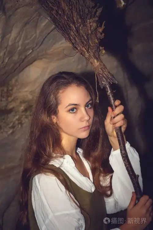 年轻漂亮的女巫,在她的洞穴照片-正版商用图片1qpo09-摄图新视界