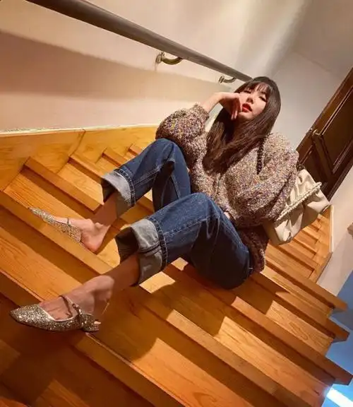 金泫雅有多个性穿高跟鞋故意加层例假袜成明星爆款