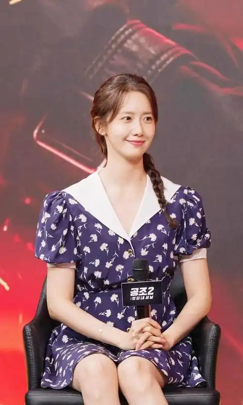 林允儿身穿白色v领长裙现身现场(林允儿碎花裙单马尾出席电影宣传)(10