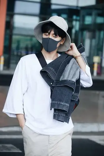 韩火火最新机场街拍 夏日清爽穿搭满分