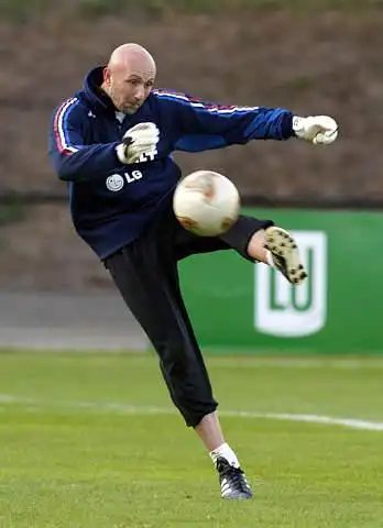 图文-法国备战欧锦赛预赛 门将巴特兹练习开大脚