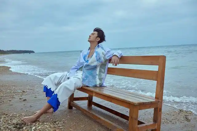与君初相识大师兄肖顺尧晒大片海滩赤脚出镜天人合一