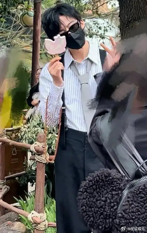 迪士尼偶遇刘宇宁#谁家民国小公子穿越降临上海滩?好长的一条人!