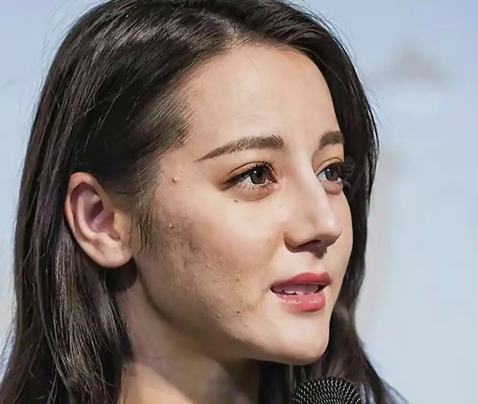 迪丽热巴这脸真让人起一身鸡皮疙瘩,很难想象平常得用多厚的粉才能遮