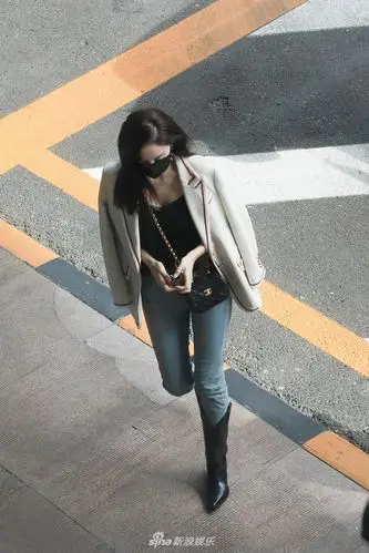 古力娜扎穿骑士靴披外套气场足边走边撩发女人味爆表