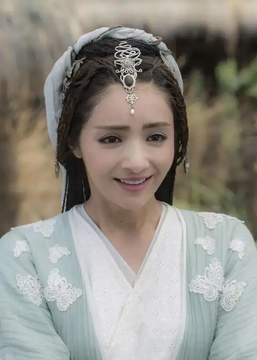 《孤芳不自赏》阳凤扮演者麦迪娜的剧照,气质独特,清新淡雅