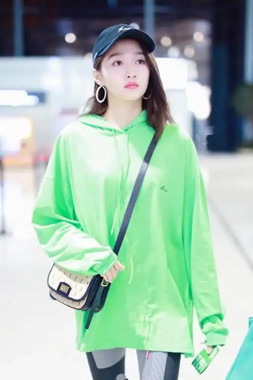 关晓彤身穿荧光绿卫衣搭健身裤走机场这才是活力少女的打扮